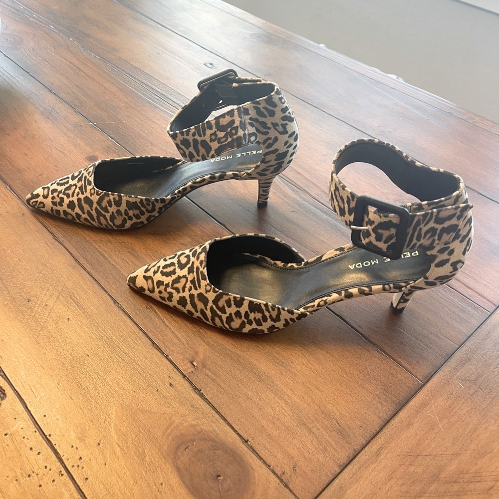 Pelle Moda leopard print strap heel - size 7.5